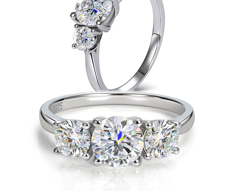 Bague en moissanite 1ct et 2x5mm en argent 925, trois pierres scintillantes tenue entre deux doigts