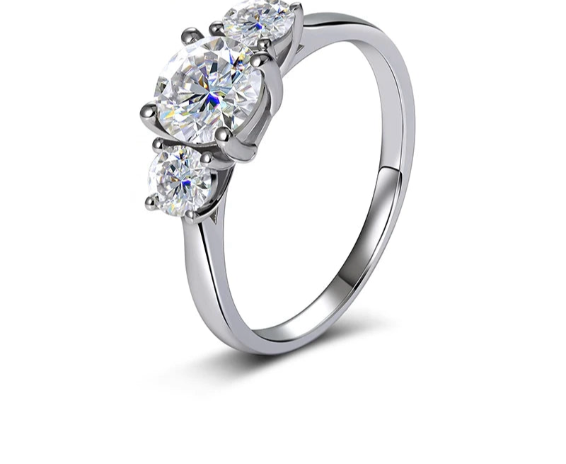 Bague en moissanite 1ct et 2x5mm en argent 925, trois pierres scintillantes tenue entre deux doigts