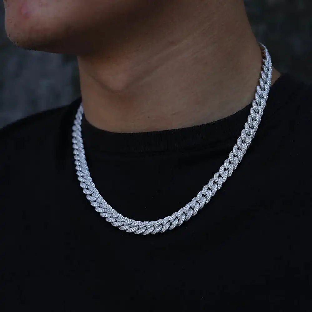 Homme portant une chaîne Cuban Link 18 mm en argent 925 avec moissanite brillante – bijou de luxe Héritage Chic