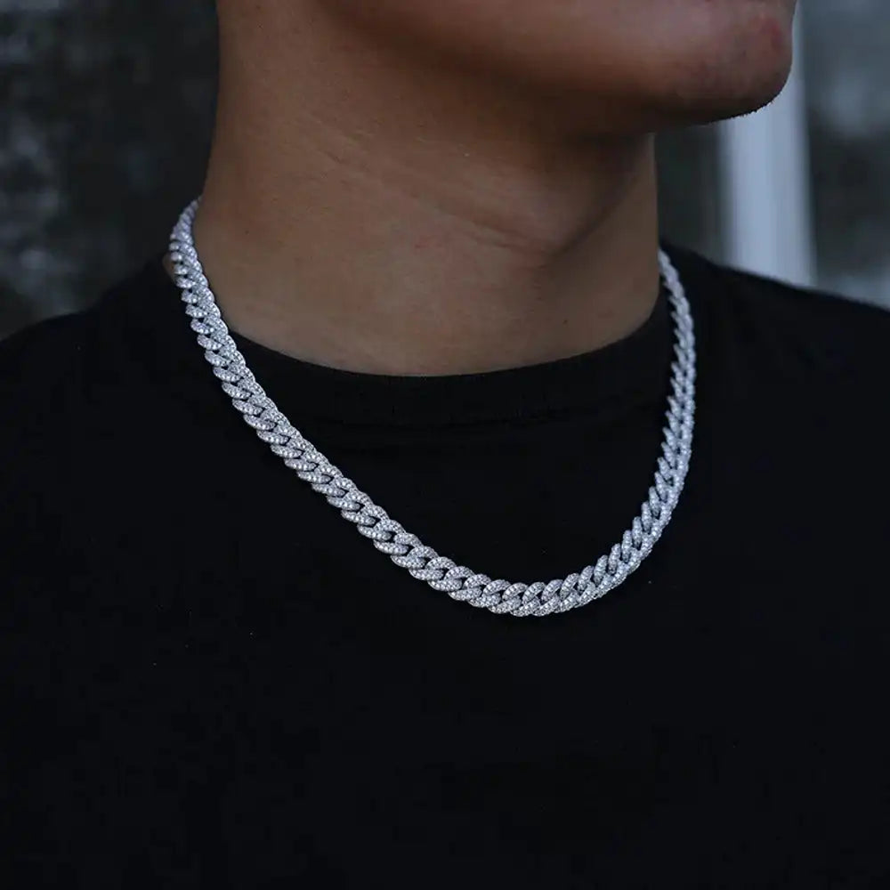Homme portant une chaîne Cuban Link 18 mm en argent 925 avec moissanite brillante – bijou de luxe Héritage Chic