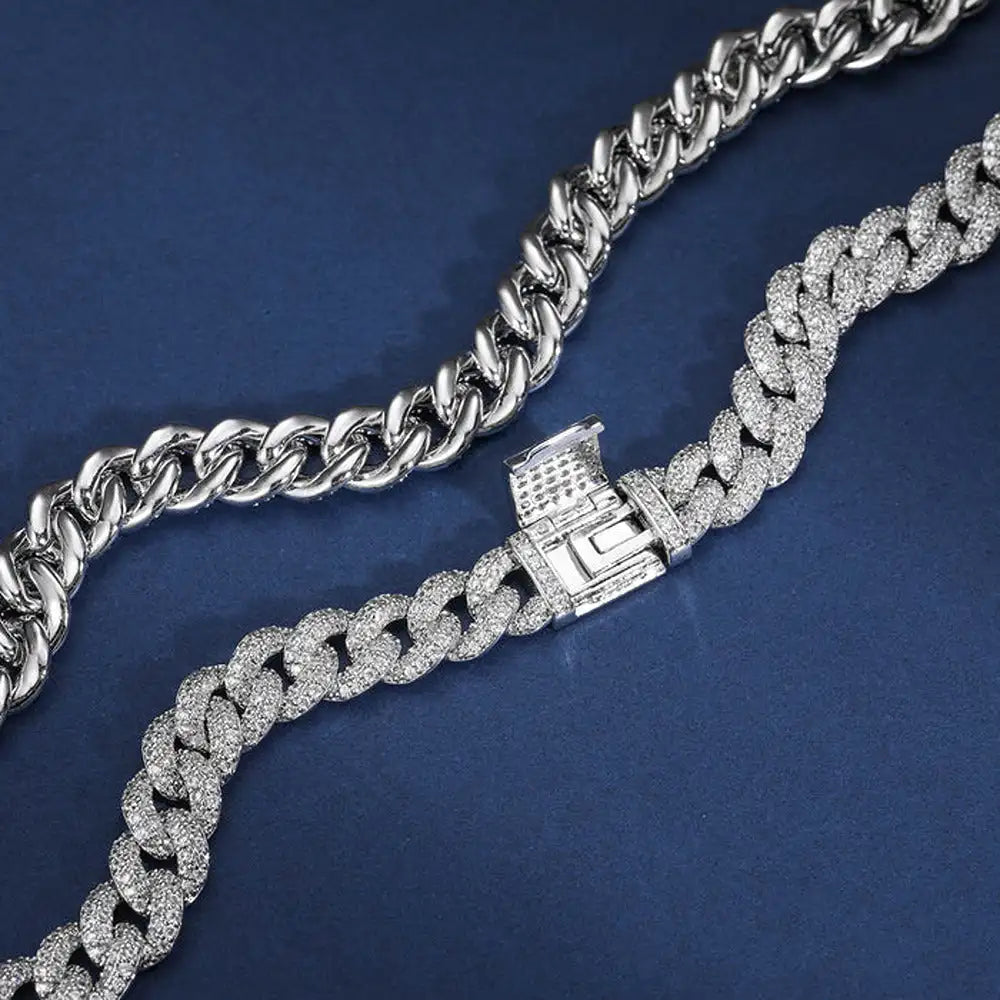 Homme portant une chaîne Cuban Link 18 mm en argent 925 avec moissanite brillante – bijou de luxe Héritage Chic