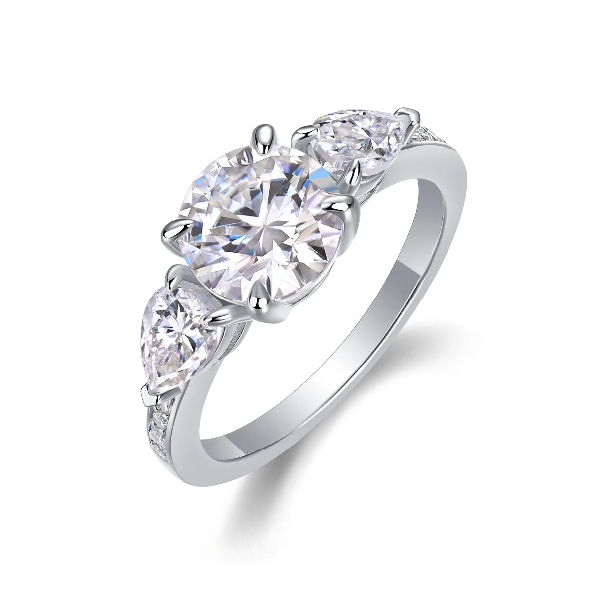 Bague élégante trois pierres sur fond neutre