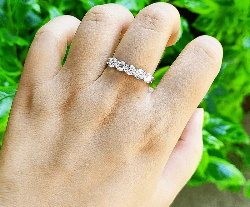 Bague en argent 925 avec cinq pierres brillantes, portée au doigt