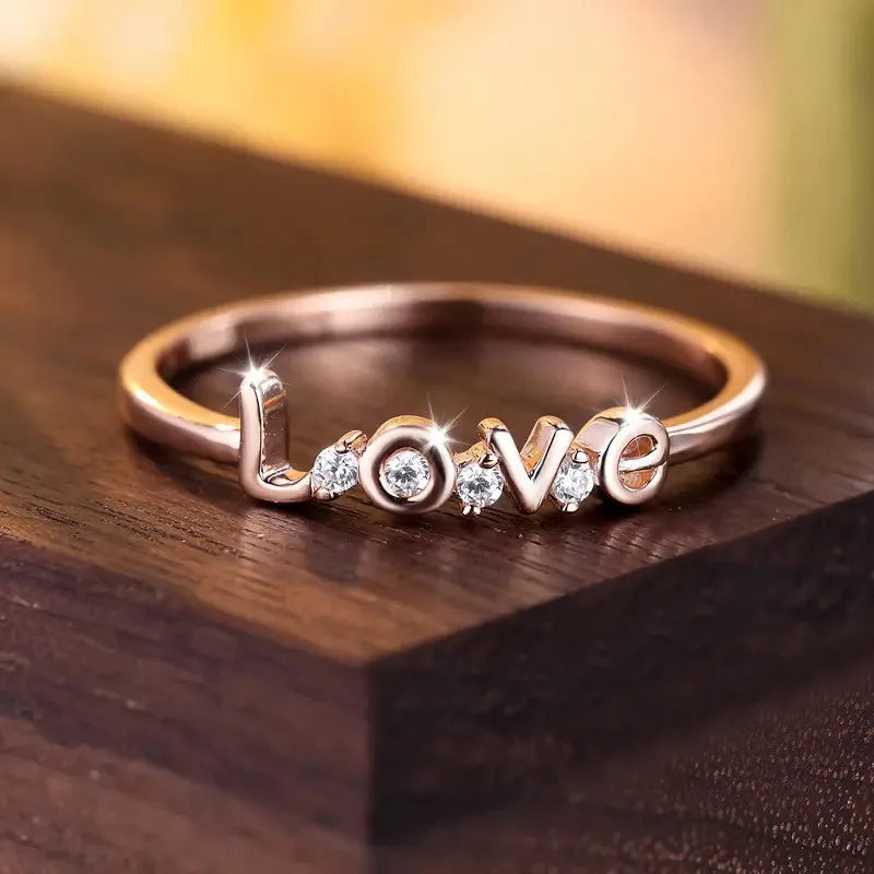 Bague romantique LOVE argentée brillante