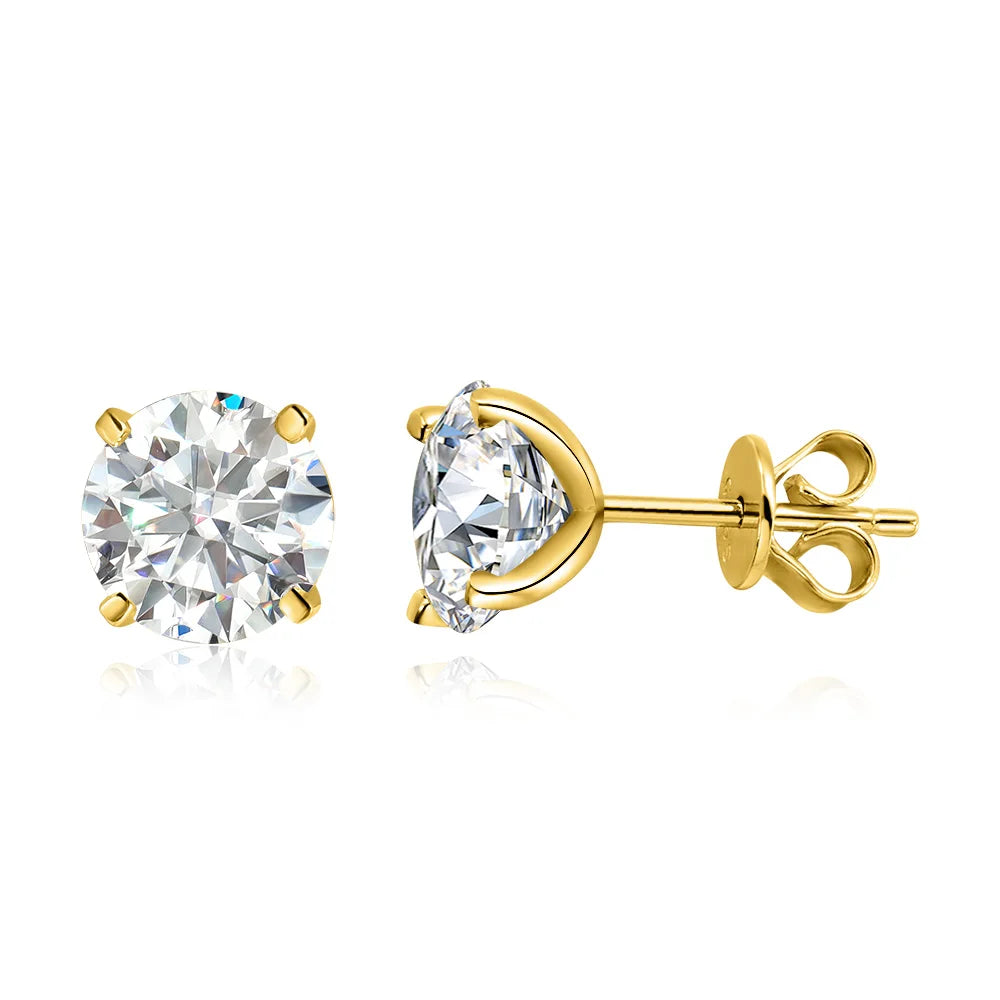 Boucles d’oreilles clou en zircon cubique serti or, vue latérale sur fond blanc