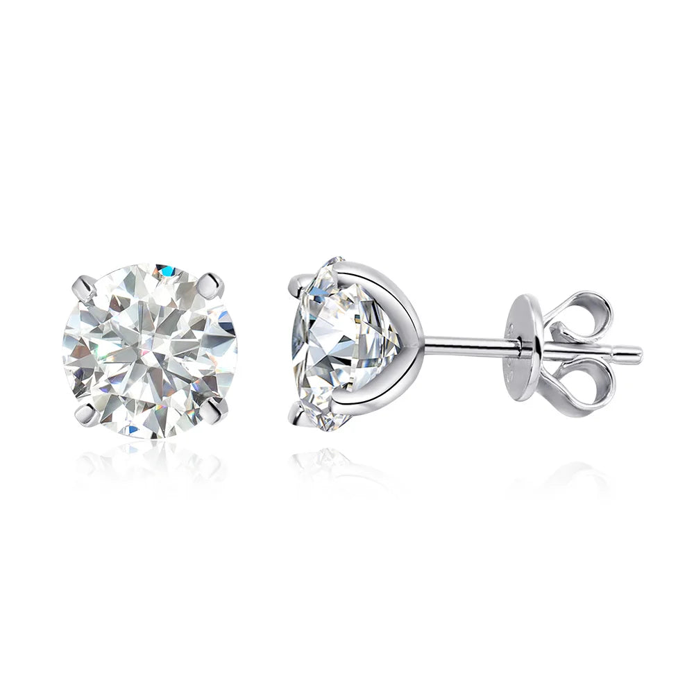 Boucles d’oreilles clou en zircon cubique serti argent, vue latérale sur fond blanc