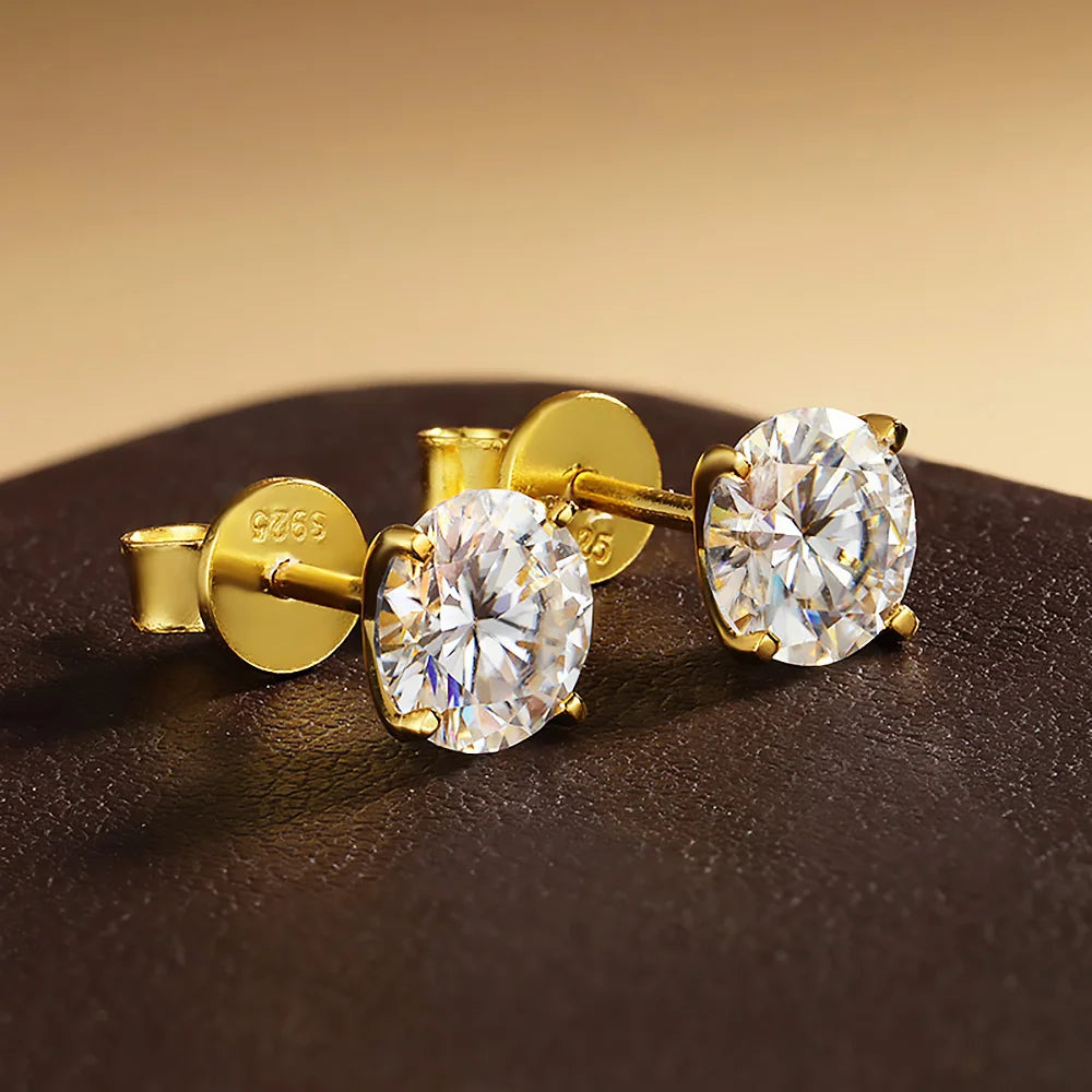 Boucles d’oreilles clou en zircon cubique serti or, présentation sur fond marron