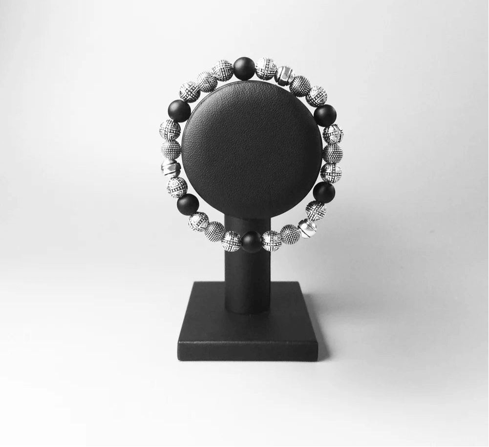 Bracelet perles noires et argent, présentation sur support bijou noir