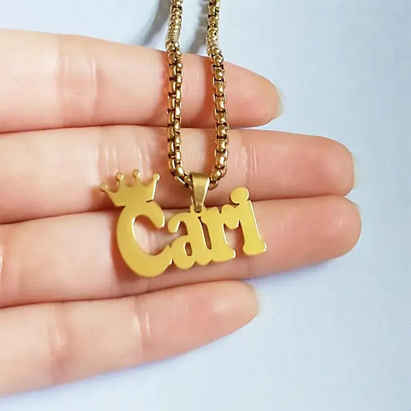 collier Cari en fond blanc