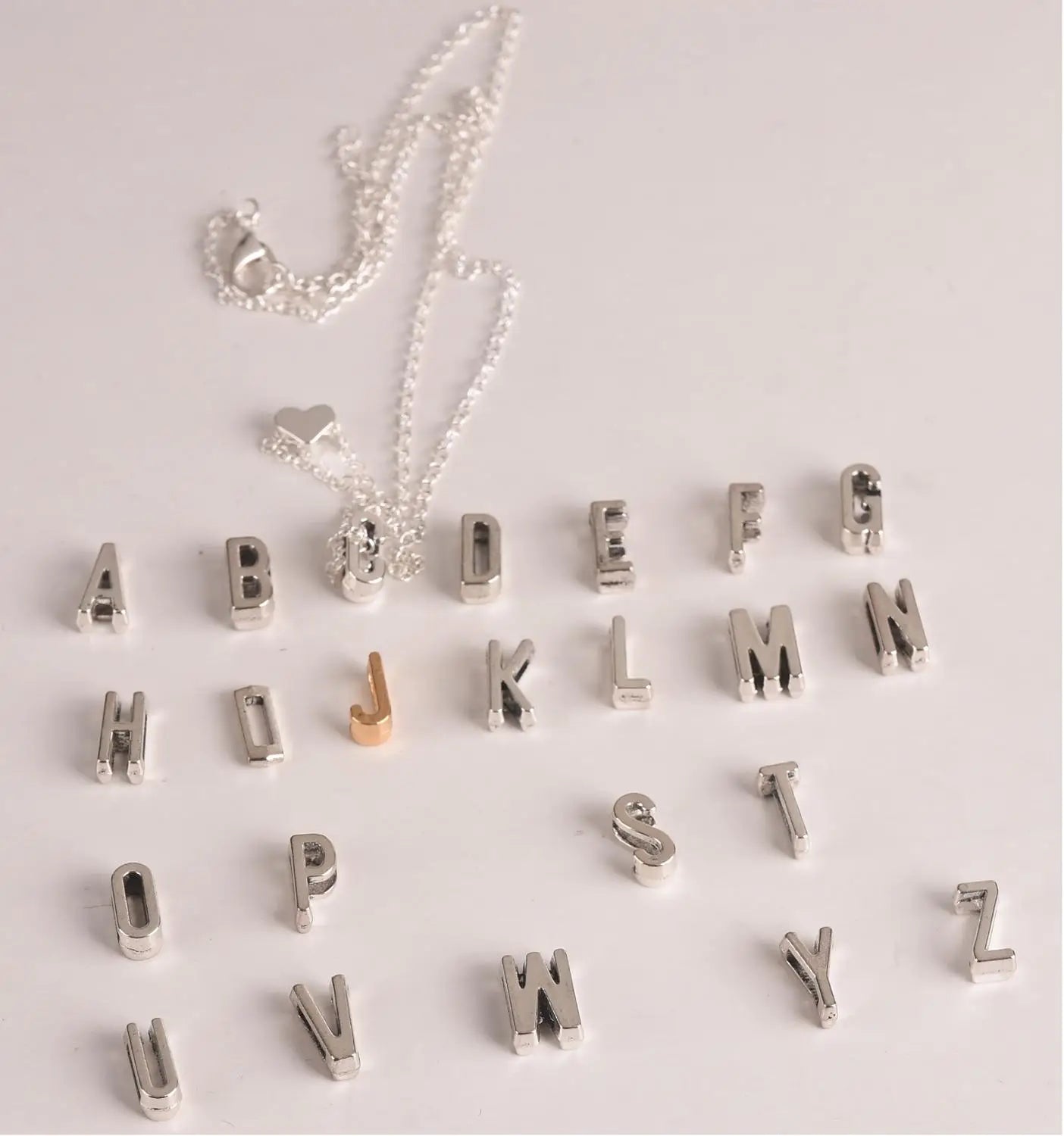 Collar con colgante de corazón y letra del alfabeto, cadena de metal chapada con el nombre, regalo para mujeres y niñas.