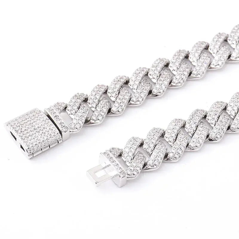 Chaîne cubain argentée 12 mm – présentation sur buste