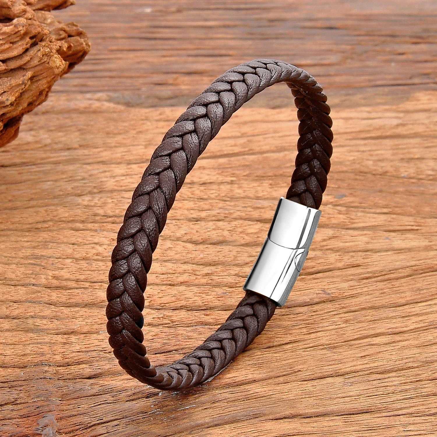 Pulsera de cuero trenzado mixto con cierre magnético de acero inoxidable. Un elegante regalo unisex.