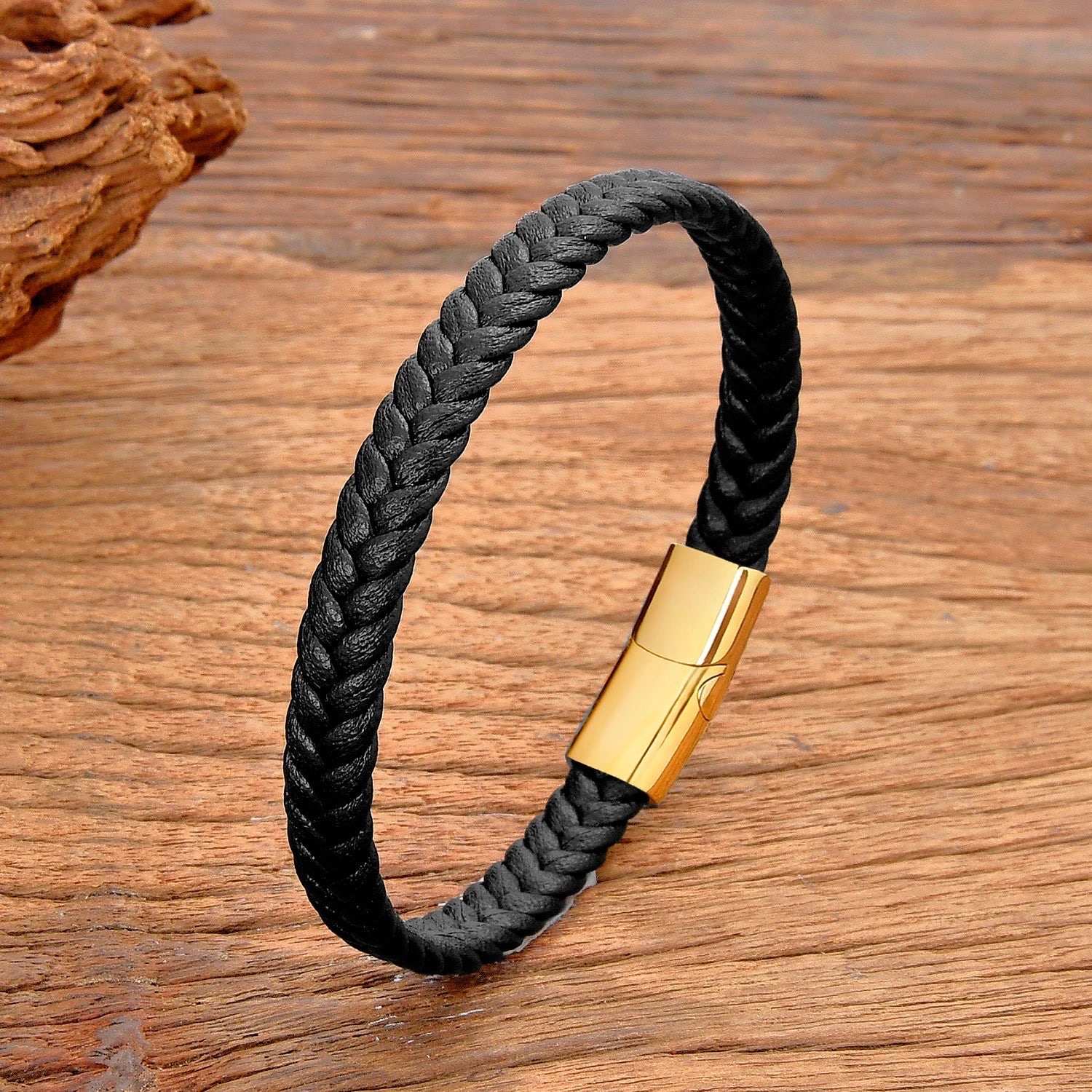 Pulsera de cuero trenzado mixto con cierre magnético de acero inoxidable. Un elegante regalo unisex.
