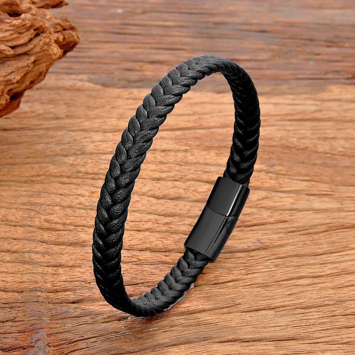Pulsera de cuero trenzado mixto con cierre magnético de acero inoxidable. Un elegante regalo unisex.