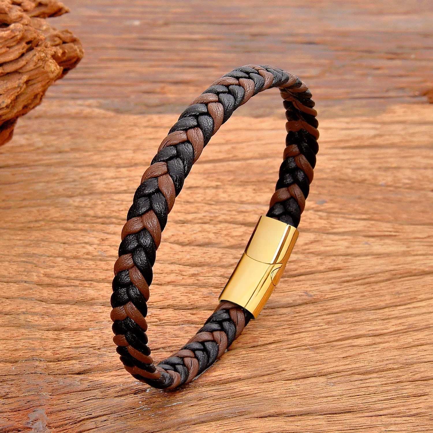 Pulsera de cuero trenzado mixto con cierre magnético de acero inoxidable. Un elegante regalo unisex.