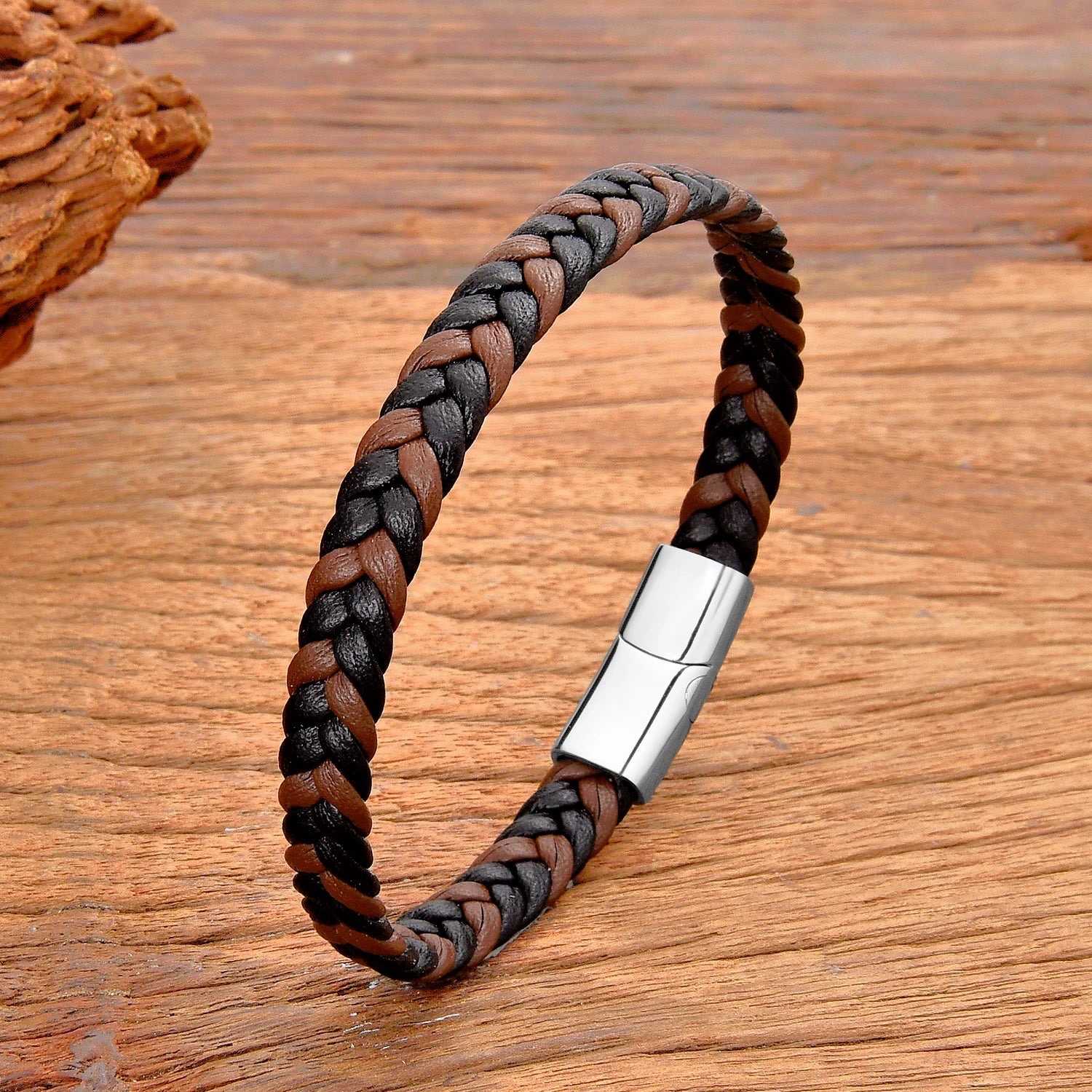 Pulsera de cuero trenzado mixto con cierre magnético de acero inoxidable. Un elegante regalo unisex.