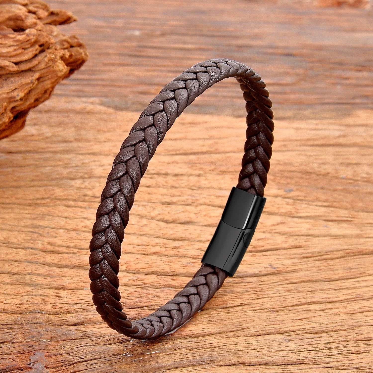 Pulsera de cuero trenzado mixto con cierre magnético de acero inoxidable. Un elegante regalo unisex.