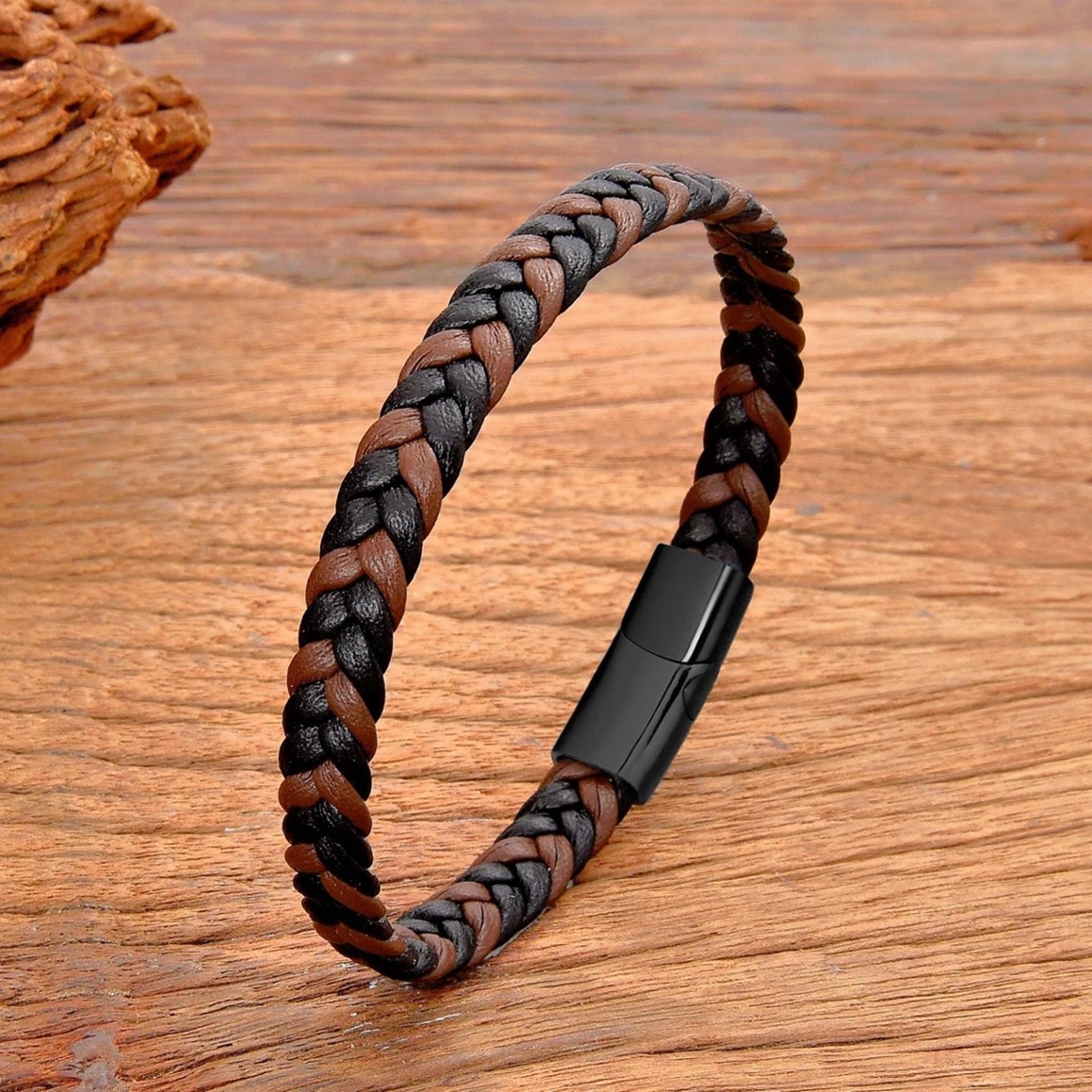 Pulsera de cuero trenzado mixto con cierre magnético de acero inoxidable. Un elegante regalo unisex.