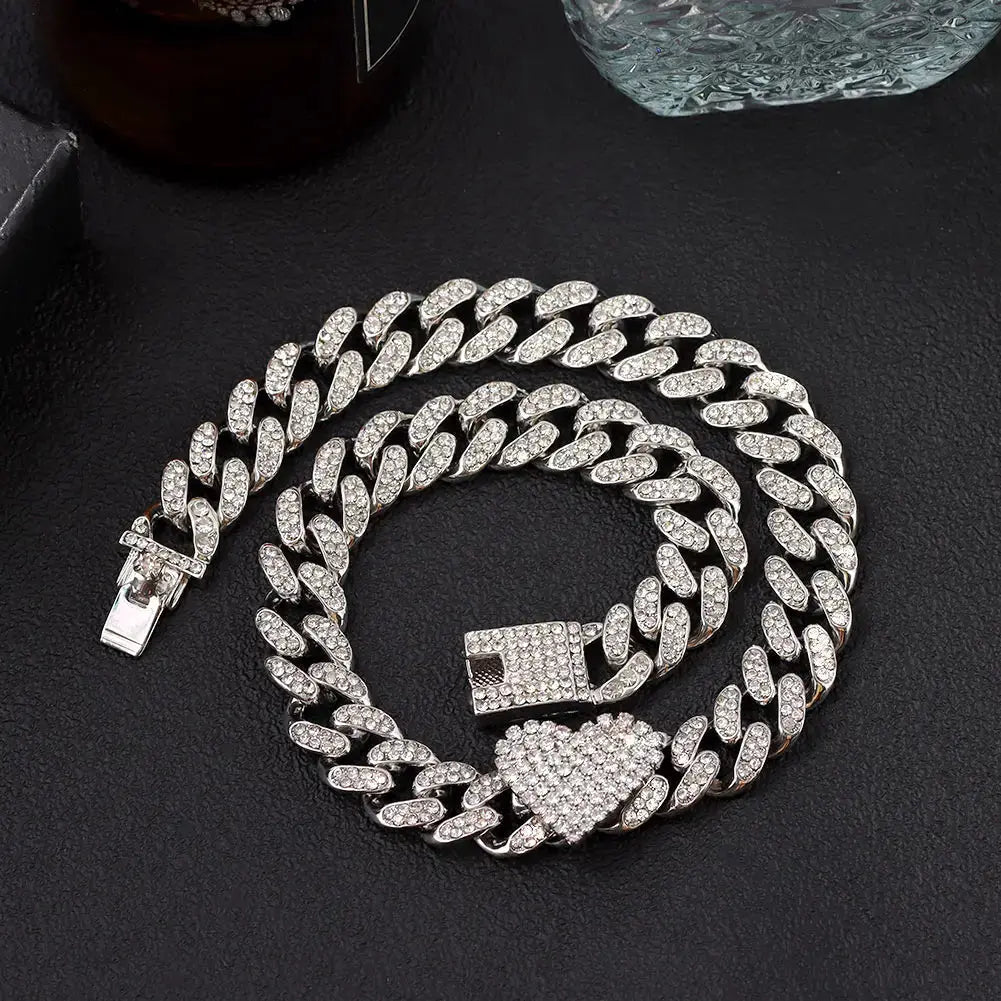Collier cubain argent brillant porté par une femme