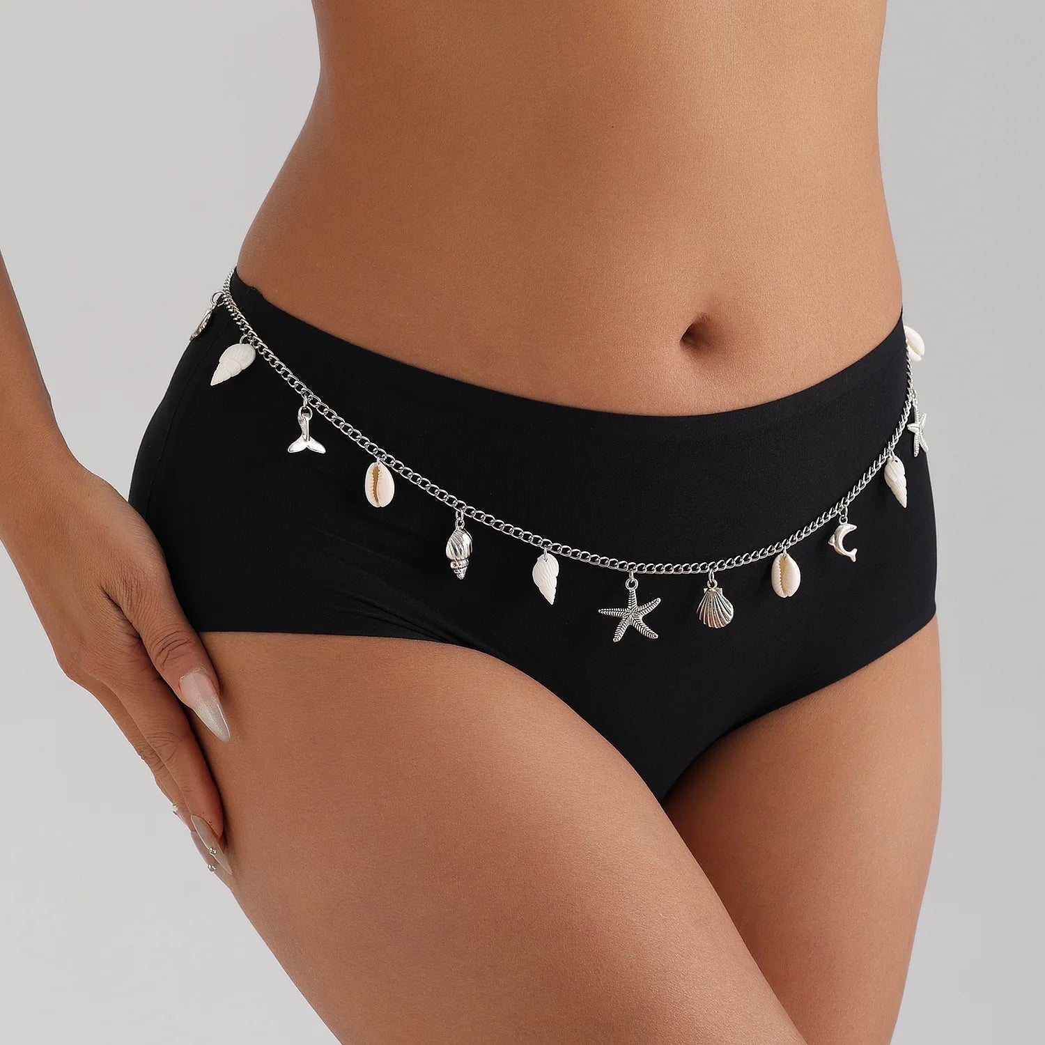 Modèle portant la chaîne coquillage dorée avec short en jean