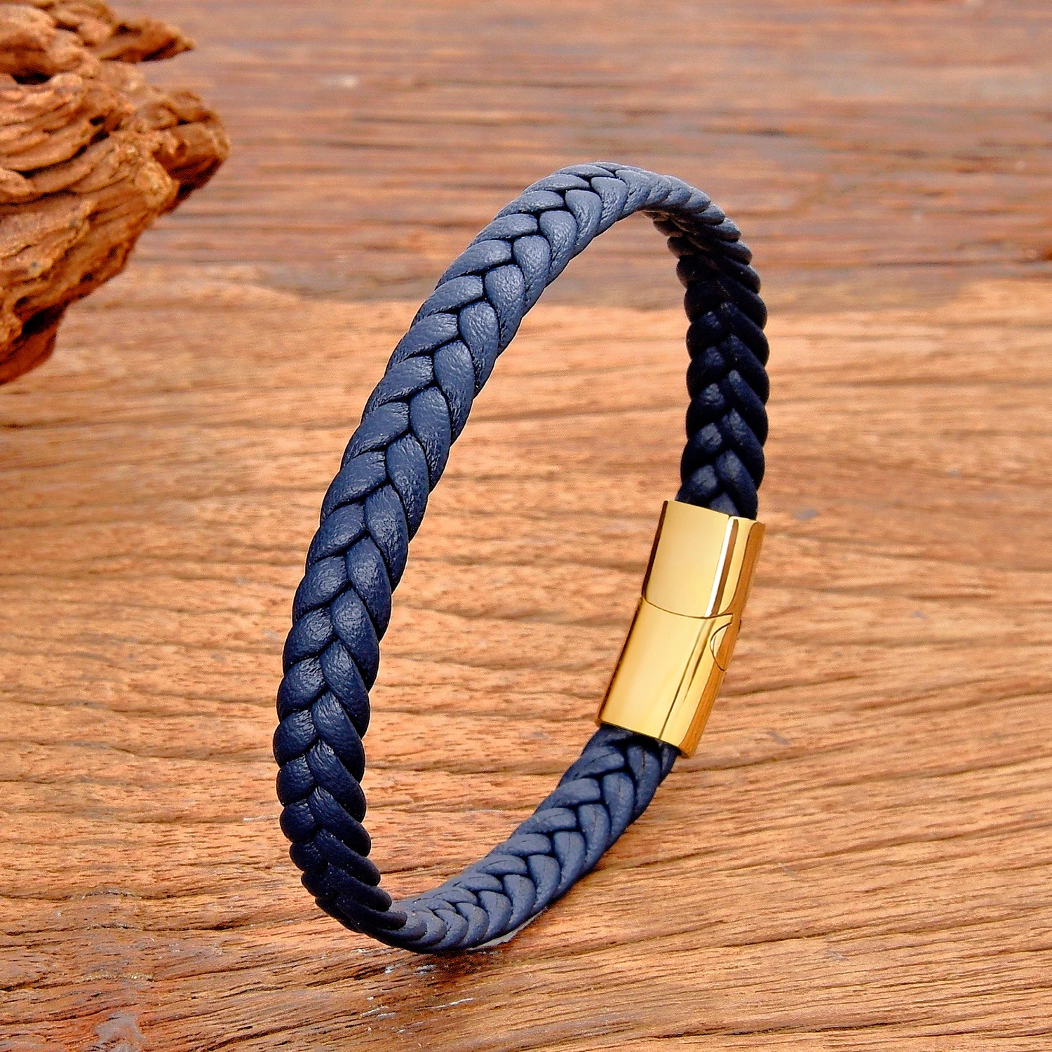Pulsera de cuero trenzado mixto con cierre magnético de acero inoxidable. Un elegante regalo unisex.