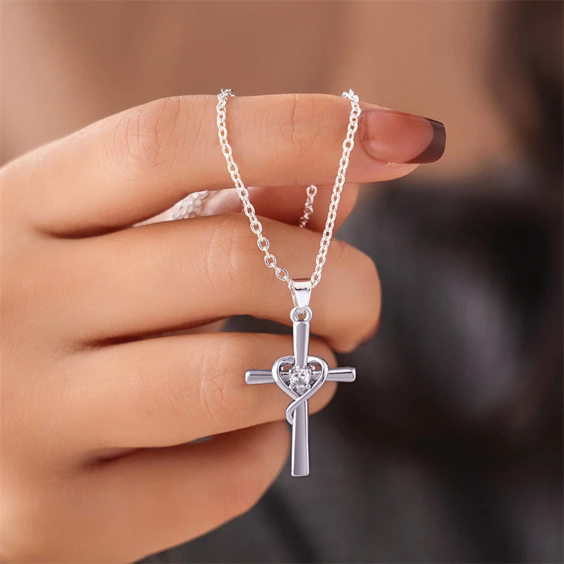 Collar de cruz de circón: elegante colgante dorado con corona giratoria para mujer