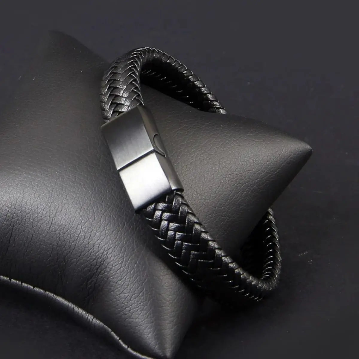 Bracelet Homme Cuir Noir Tressé et Élégance Minimaliste