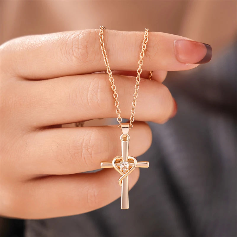 Collar de cruz de circón: elegante colgante dorado con corona giratoria para mujer