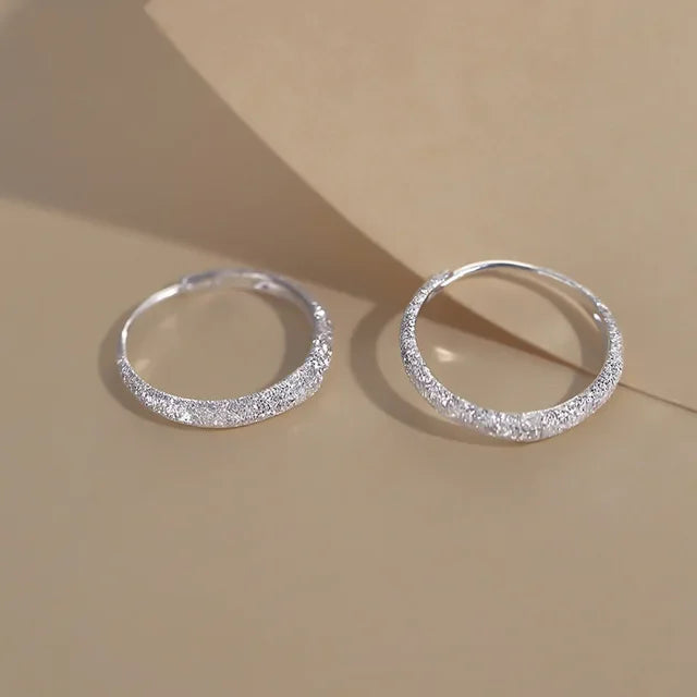 Pendientes de aro de plata 925: brillo radiante, elegantes y ligeros.
