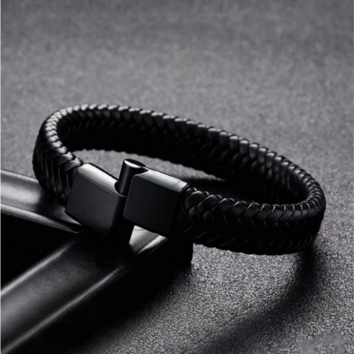 Bracelet Homme Cuir Noir Tressé et Élégance Minimaliste