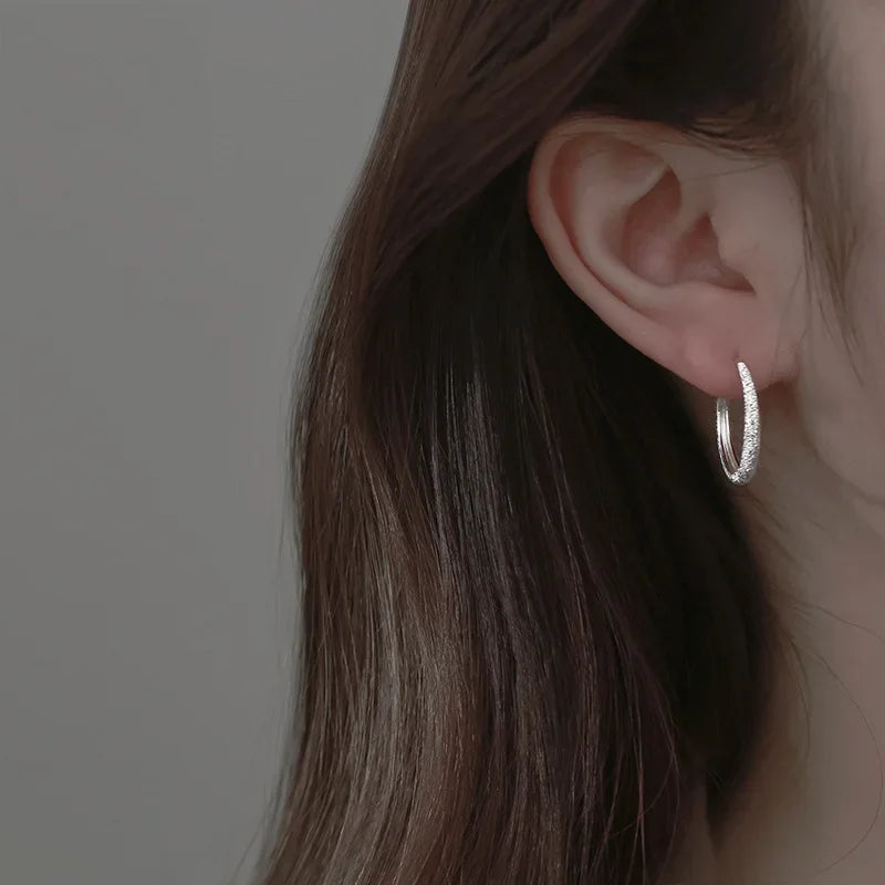 Pendientes de aro de plata 925: brillo radiante, elegantes y ligeros.