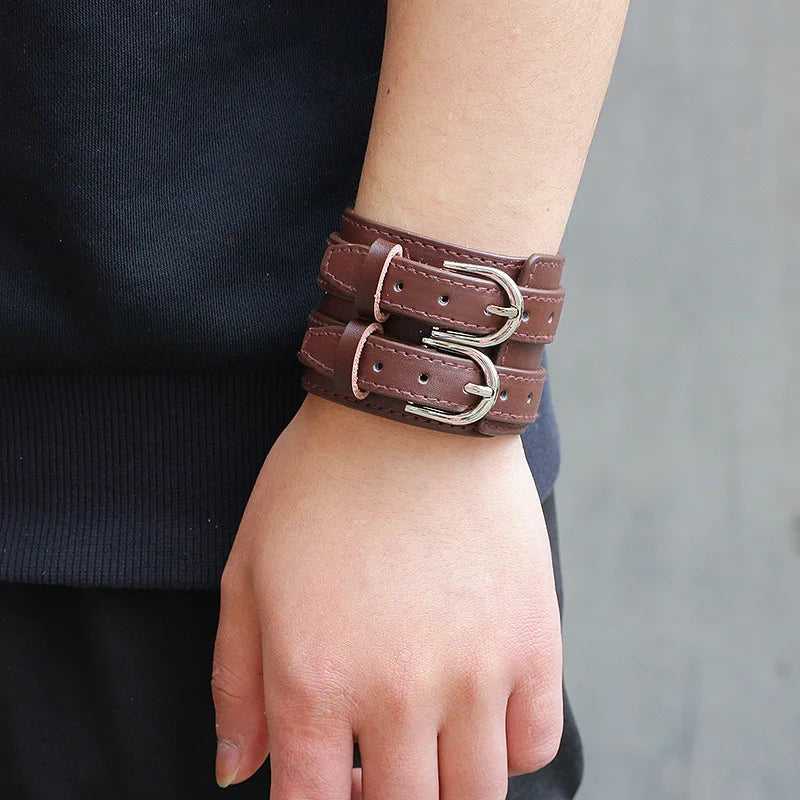 Pulsera ancha de cuero genuino para hombre, estilo punk, ajustable con doble hebilla.