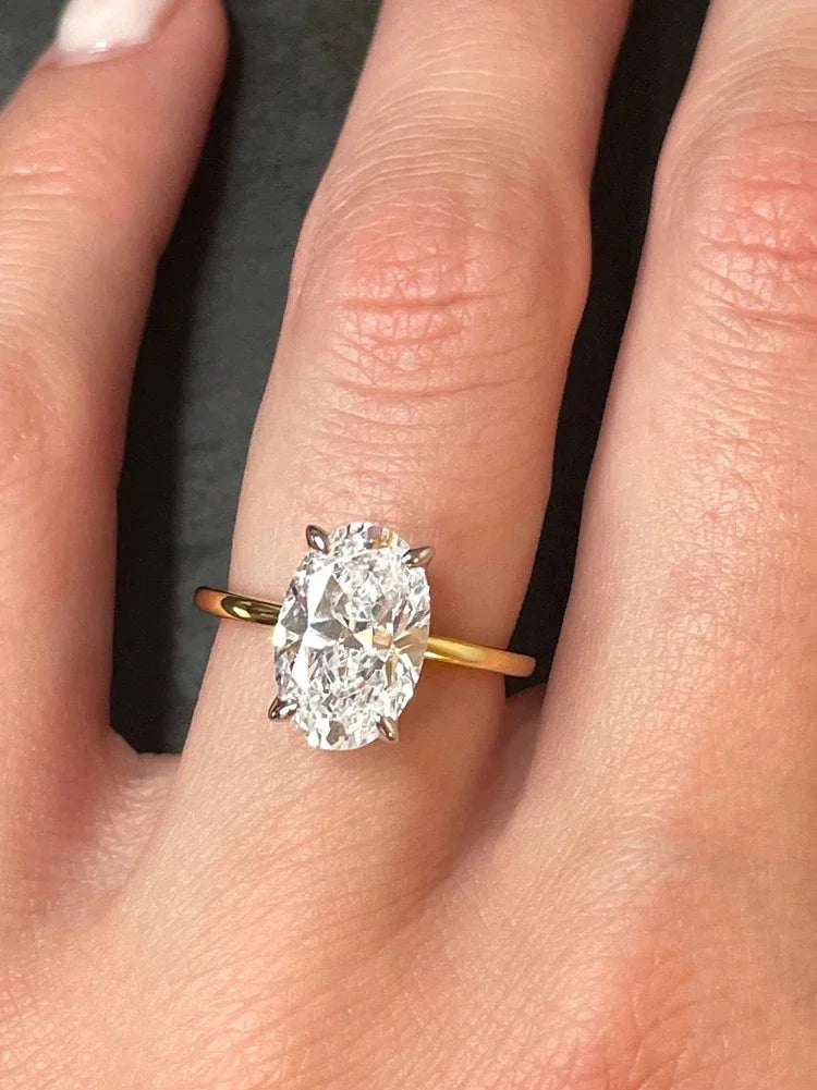 Anillo de compromiso de plata 925 con circonita ovalada: lujosa y elegante para mujeres adultas.