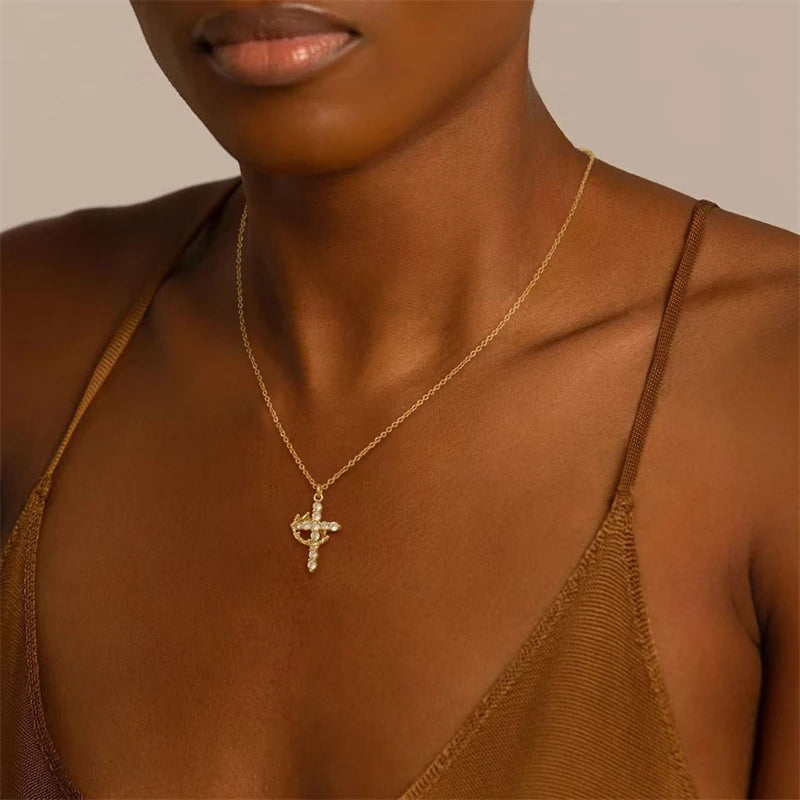 Collar de cruz de circón: elegante colgante dorado con corona giratoria para mujer