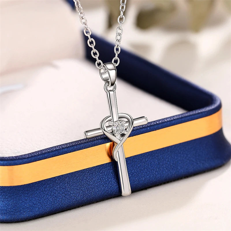 Collar de cruz de circón: elegante colgante dorado con corona giratoria para mujer