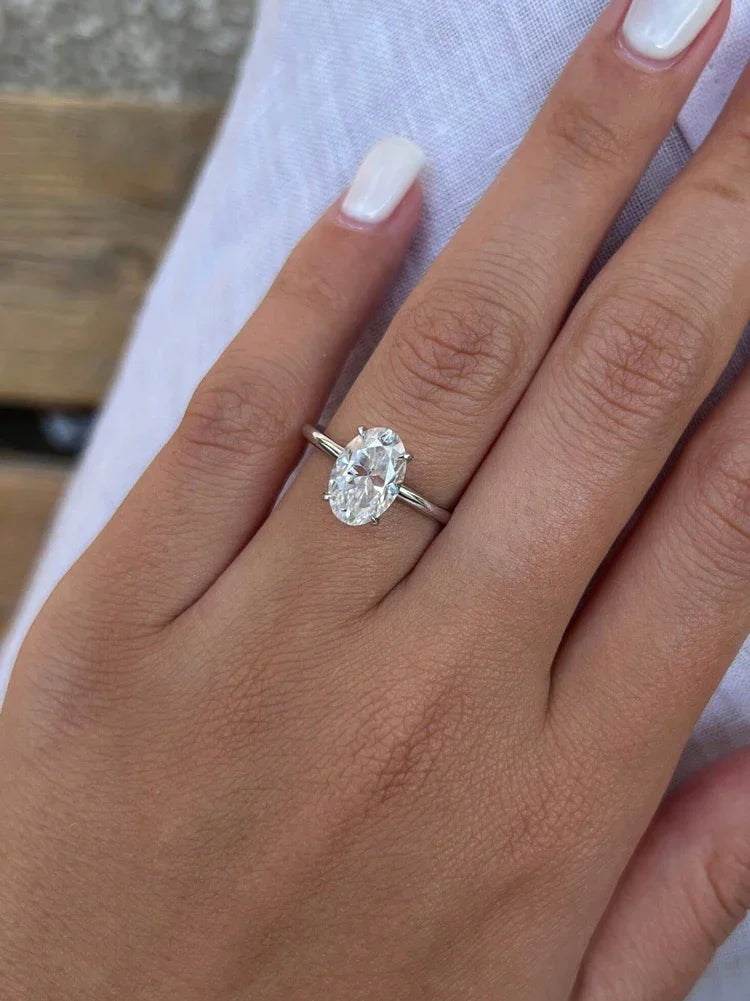 Anillo de compromiso de plata 925 con circonita ovalada: lujosa y elegante para mujeres adultas.