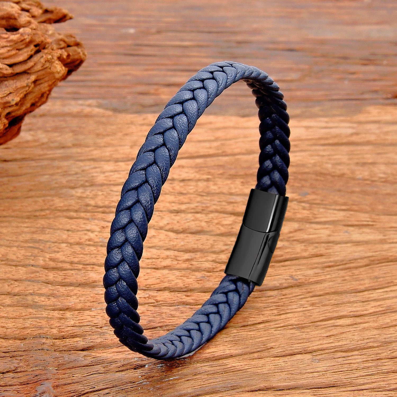 Pulsera de cuero trenzado mixto con cierre magnético de acero inoxidable. Un elegante regalo unisex.