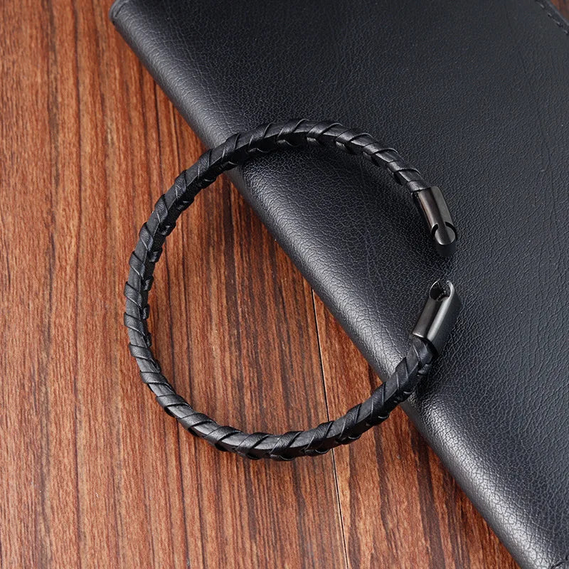 Bracelet Homme Cuir Tressé Noir et Fermoir Acier Inoxydable Magnétique et Élégance Discrète