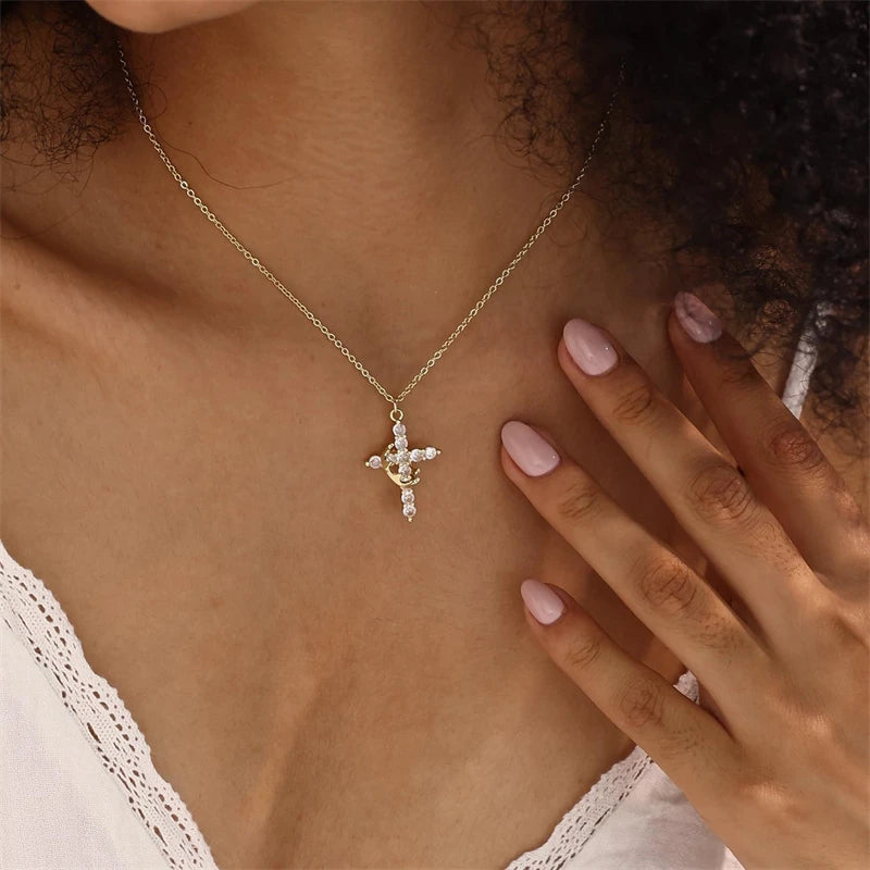 Collar de cruz de circón: elegante colgante dorado con corona giratoria para mujer