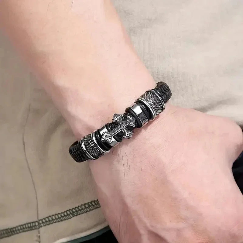 Bracelet en cuir noir et acier – Motif croix décorative