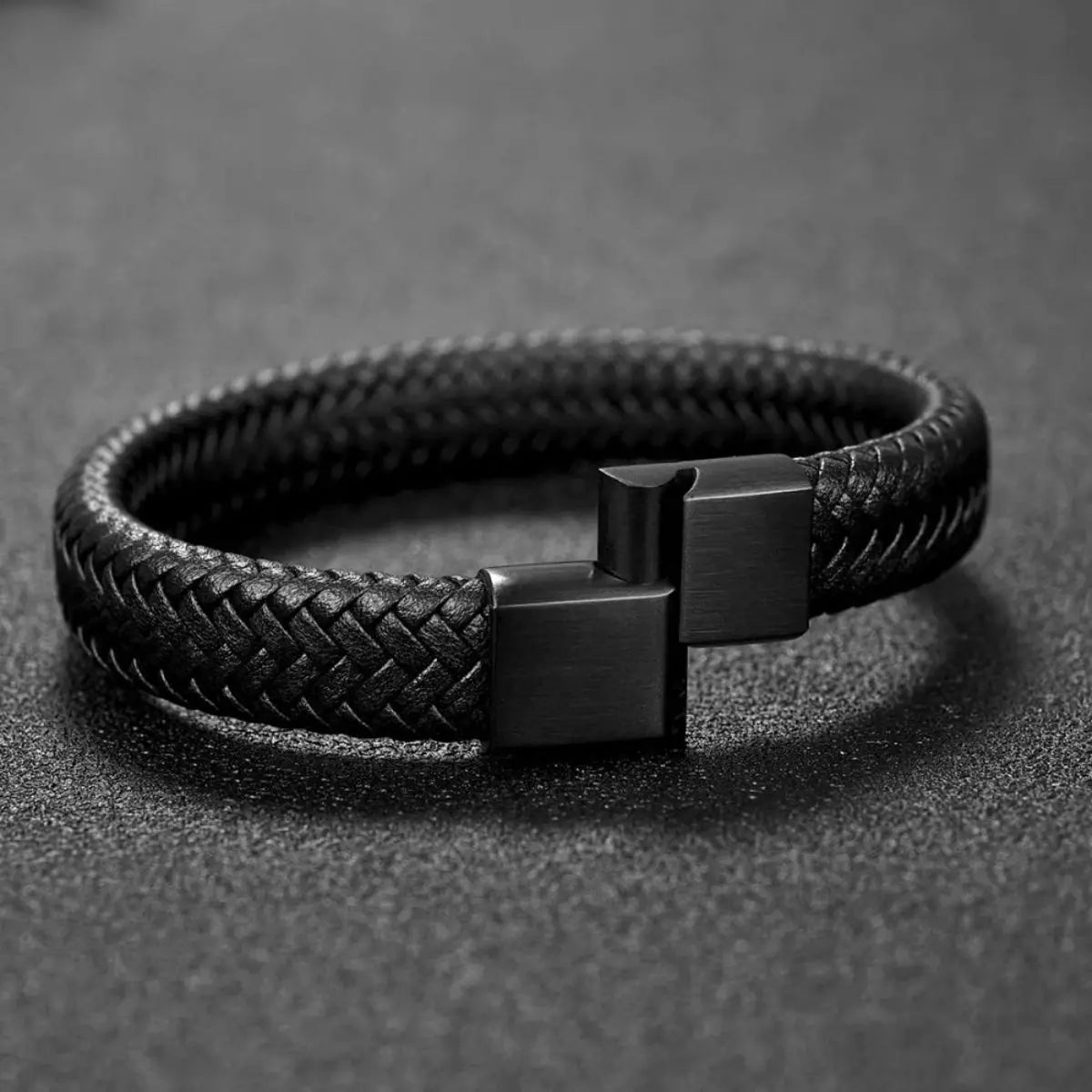 Bracelet Homme Cuir Noir Tressé et Élégance Minimaliste