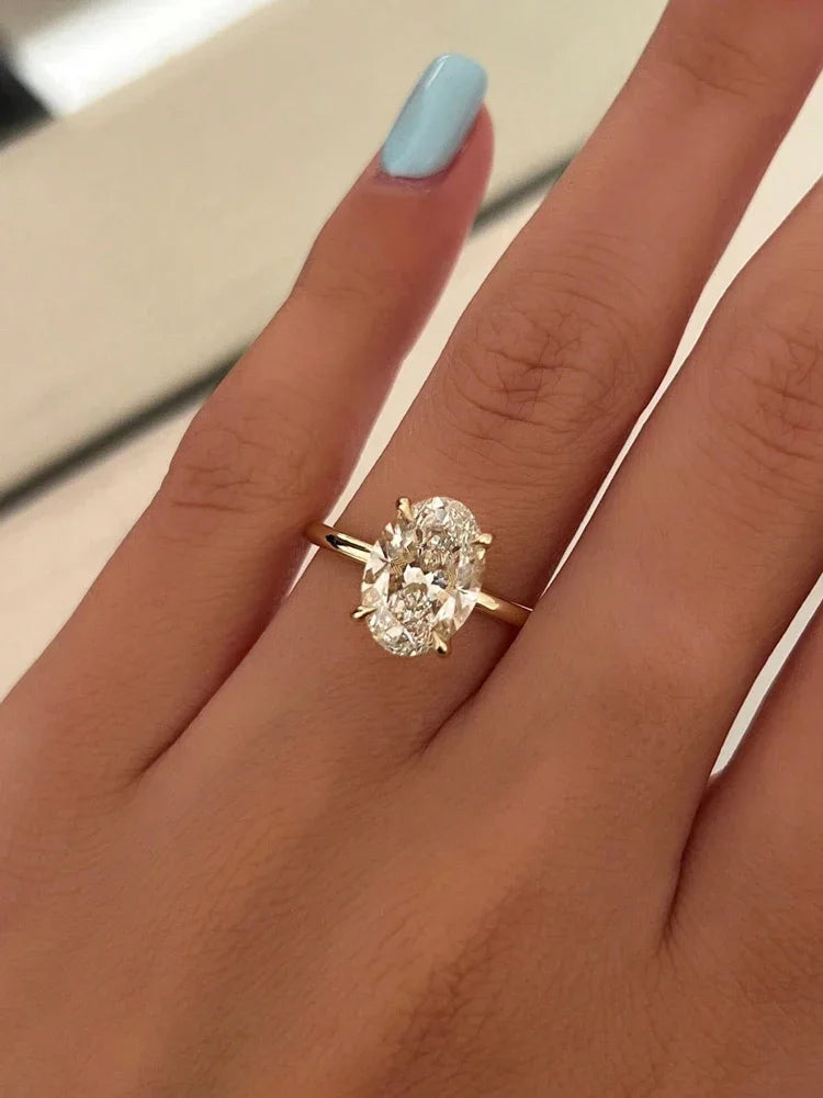Anillo de compromiso de plata 925 con circonita ovalada: lujosa y elegante para mujeres adultas.