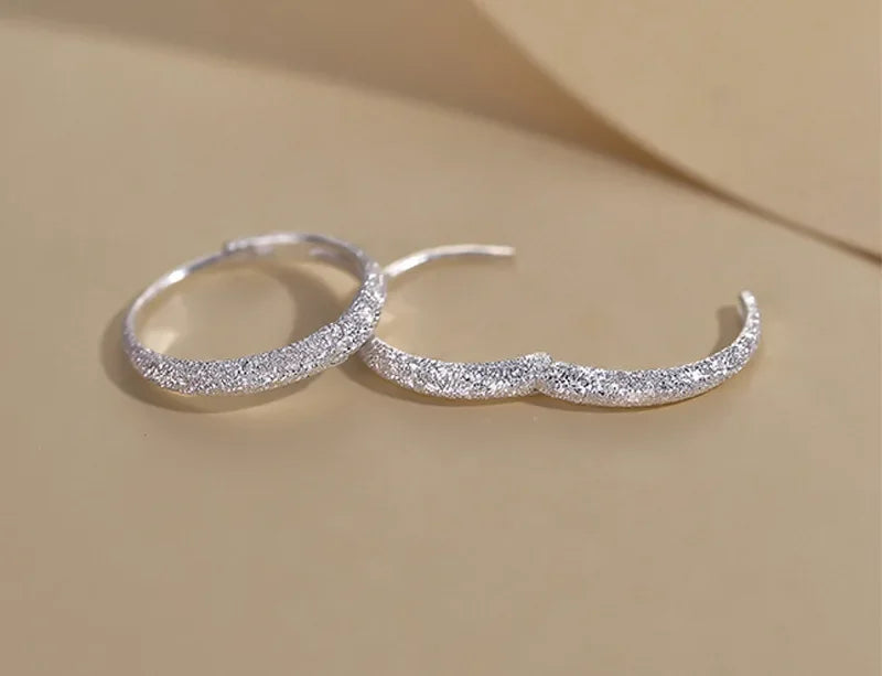 Pendientes de aro de plata 925: brillo radiante, elegantes y ligeros.