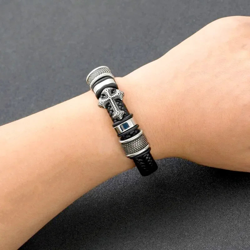 Bracelet en cuir noir et acier – Motif croix décorative