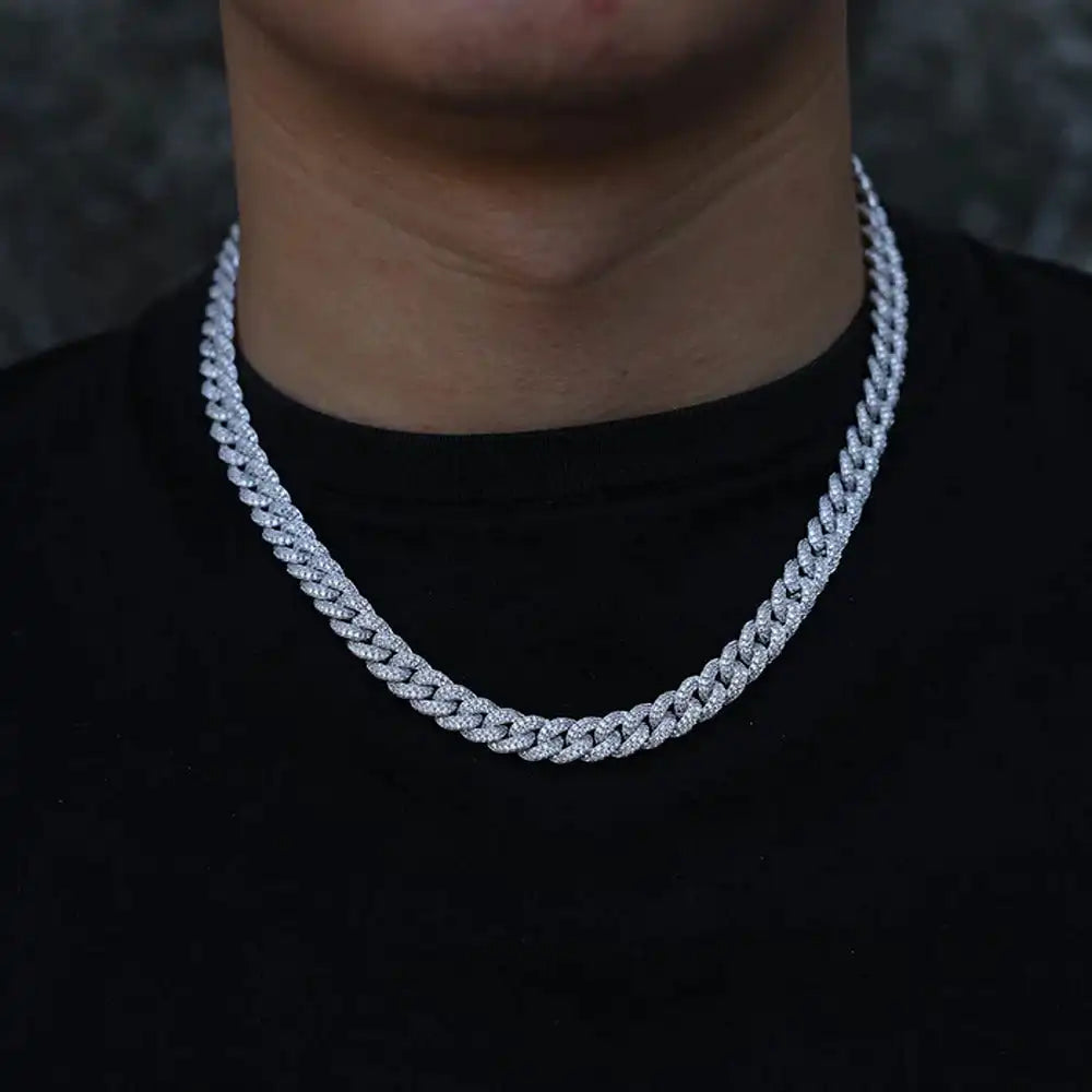 Homme portant une chaîne Cuban Link 18 mm en argent 925 avec moissanite brillante – bijou de luxe Héritage Chic