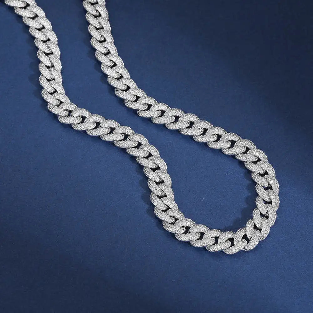 Homme portant une chaîne Cuban Link 18 mm en argent 925 avec moissanite brillante – bijou de luxe Héritage Chic