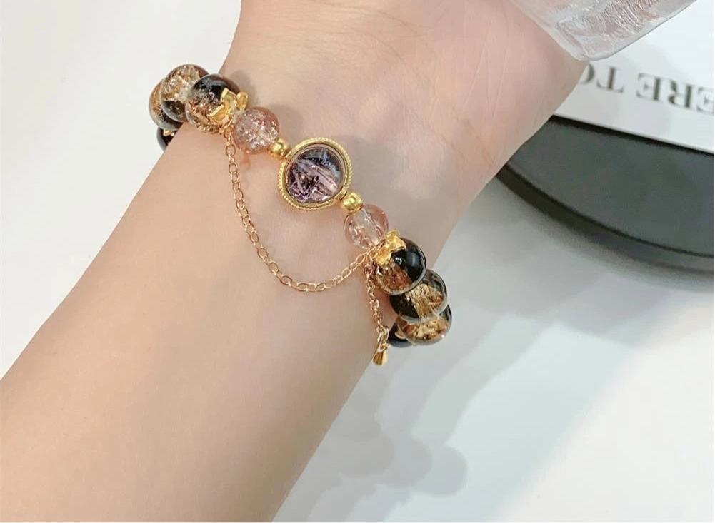 Bracelet Perles Noires Naturelles avec Pendentif Doré, Élégance et Énergie