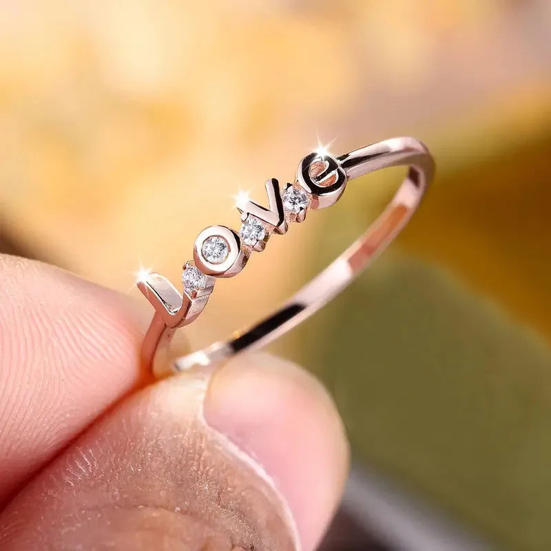 Bague LOVE en argent sterling 925 vue de près avec strass brillants