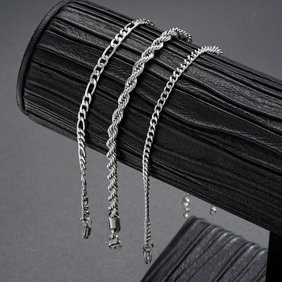 Bracelet chaîne Figaro punk en argent sterling 925 sur support noir