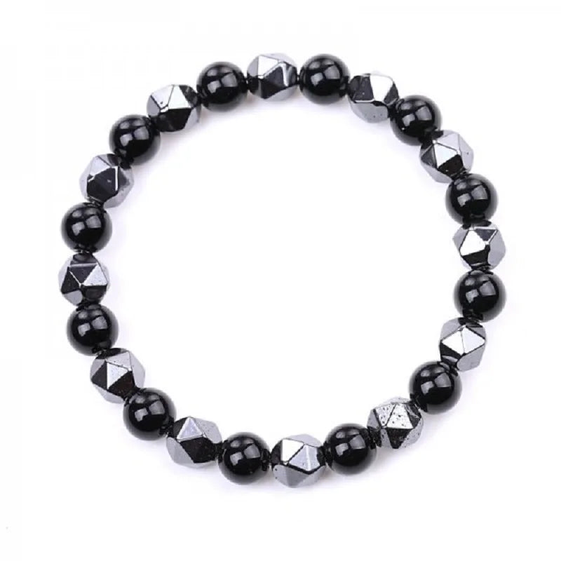 Bracelet homme perles noires et croix vu de près